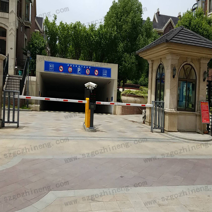 張家港伊頓花園別墅現(xiàn)場(chǎng)案例車(chē)牌識(shí)別加廣告道閘，人行通道閘（護(hù)外人臉識(shí)別加擺閘